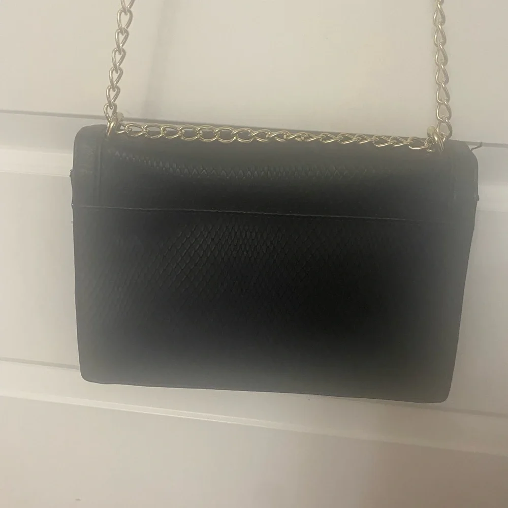 🇺🇸🇺🇸 SALE 🇺🇸🇺🇸 Black and Gold Shoulder Bag with Chain Strap